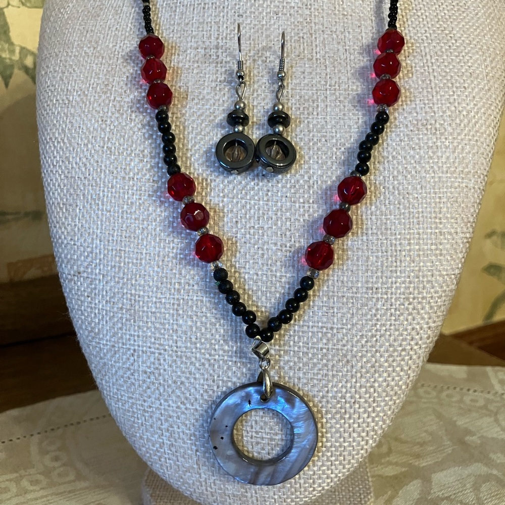 MOTHER OF PEARL PENDANT ON SEED BEAD AND CRYSTAL CHAIN / MATCHED EARRINGS - Picture 8 of 11